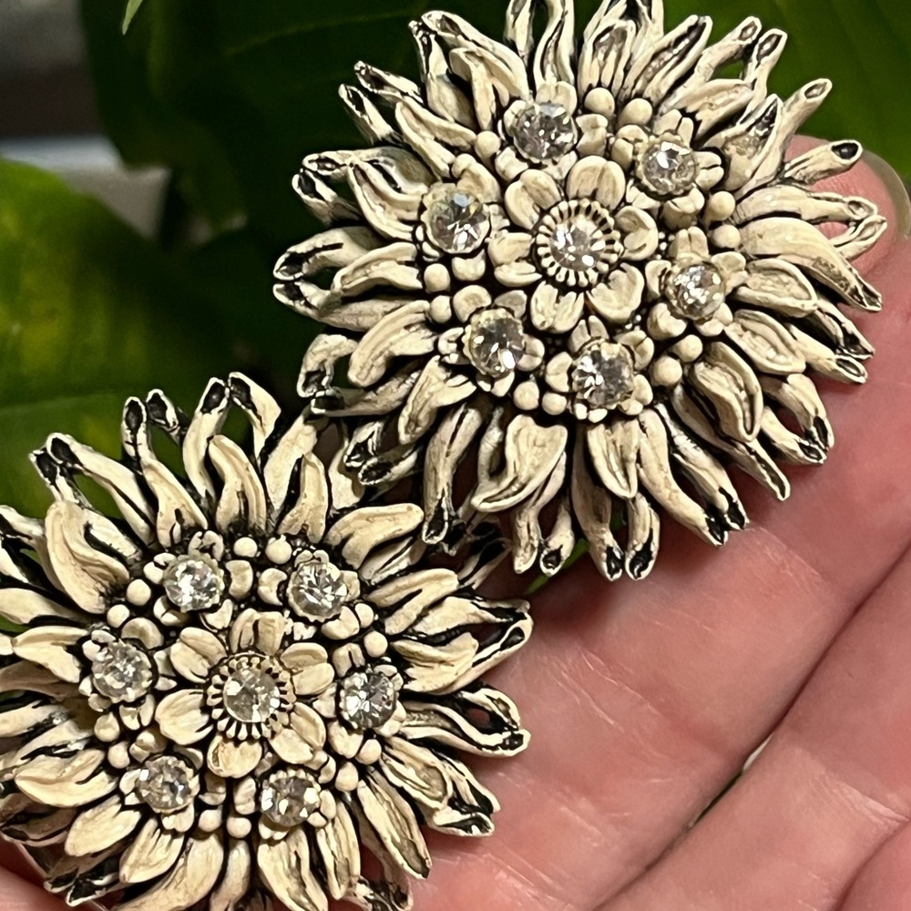 Vintage Featherweights Celluloid Clip-On Earrings